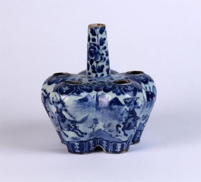null VASE tulipière en porcelaine à décor blanc bleu de guerriers.
Chine, XVIIIe...