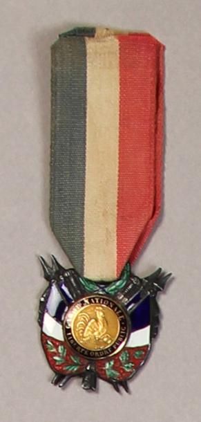 null Insigne d'Honneur de la Garde Nationale, 29 x 33 mm, argent estampé et émaillé...