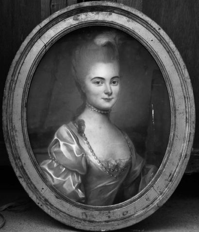 ÉCOLE FRANÇAISE du XVIIIe siècle Portrait d'une jeune femme au collier de perles...