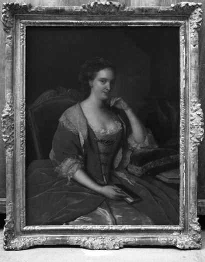 ÉCOLE FRANÇAISE du XVIIIe siècle Jeune femme en robe rouge à dentelle, assise, le...