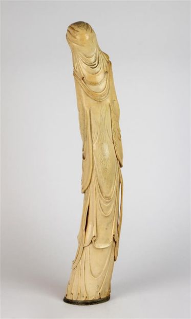 null Grand SUJET en ivoire sculpté représentant un sage tenant une coupe à anses...