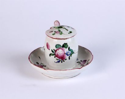 null MOUTARDIER en faïence à décor floral polychrome.
XIXe siècle
Haut. 9 cm