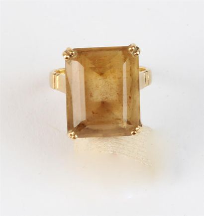 null BAGUE en or 18k (750 °/°°) sertie d'une citrine de taille émeraude.
Doigt :...