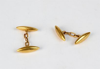 null Paire de BOUTONS DE MANCHETTE de forme " carotte " en or 18k (750 °/°°)
Poids...