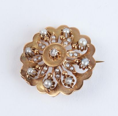 null BROCHE en or 18k (750 °/°°) représentant une fleur ajourée, les pétales sertis...