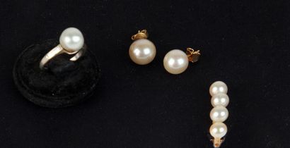 null Lot composé de :
Paire de CLOUS D'OREILLE en or 18k (750 °/°°) ornés d'une perle....