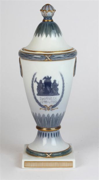 null VASE couvert en porcelaine blanche et camaïeu bleu et or en commémoration du...