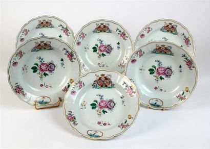 null Six ASSIETTES CREUSES chantournées en porcelaine et émaux de la famille rose...