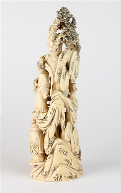 null GROUPE en ivoire sculpté représentant sur deux registres six personnages sur...