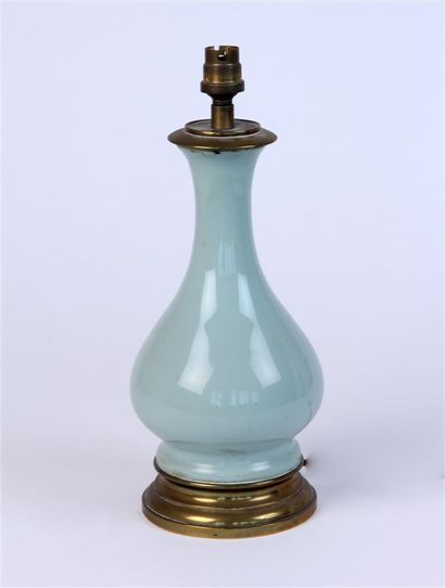 null LAMPE balustre en verre opalin céladon, base en laiton mouluré. 
Fin du XIXe...