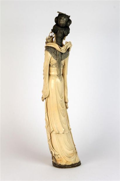 null Grand SUJET en ivoire sculpté représentant une dame de cour tenant un éventail...