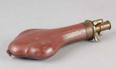 null POIRE À POUDRE en cuivre à monture de laiton.
XIXème siècle
Long. 21 cm - Larg....