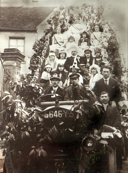 null PHOTOGRAPHIE contrecollée, signée en bas à droite
La procession, 1924
Haut....