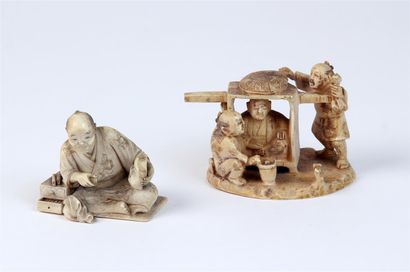 null Deux OKIMONOS en ivoire sculpté, le premier représentant un personnage assis...