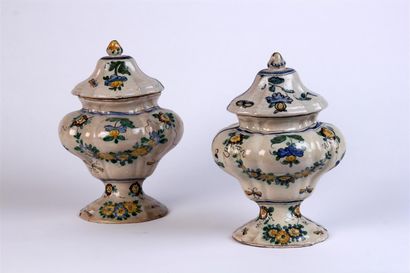 null Paire de VASES couverts en faïence à décor floral polychrome.
XVIIIe siècle...