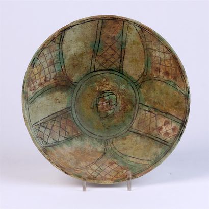 null COUPE en céramique sur talon à décor brun, jaune et vert.
Iran, XIIIe siècle...