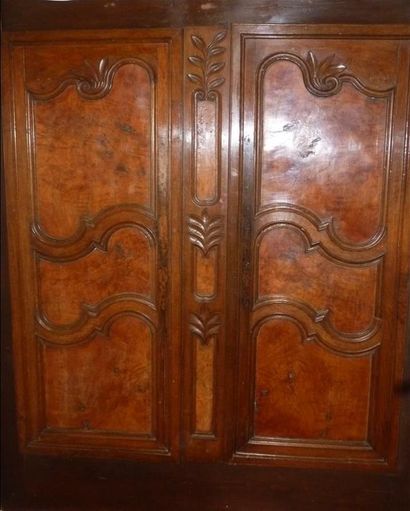 null Deux portes d'armoire Bressane en noyer à décor de moulures et feuillages
Haut. :...