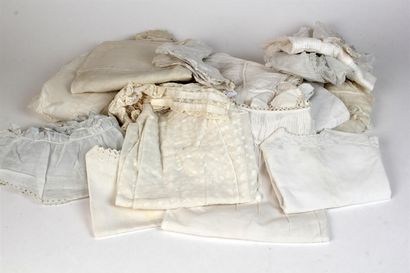 null Ensemble de VÊTEMENTS POUR ENFANTS : robe XIXe avec éléments de dentelles, cols,...