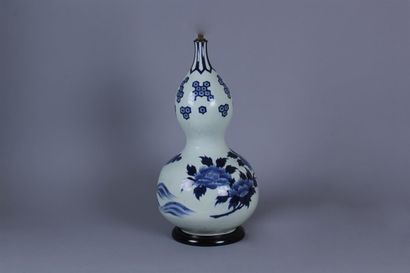 null VASE coloquinte en porcelaine du Japon à décor blanc bleu de motif floraux et...