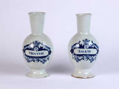 null Paire de VASES à aromates en faïence blanc bleu, "menthe" et "sauge".
XIXe siècle
Éclats...