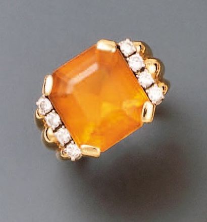 null BAGUE en or ; l'anneau à trois brins, retient une citrine fumée, carrée, épaulée...