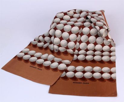 null HERMÈS
ÉCHARPE en soie à décor de balles de golf sur fond brun
Haut : 28 cm...