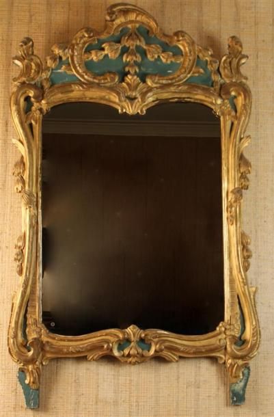 null MIROIR en bois sculpté laqué vert et doré, le fronton à décor de coquille et...