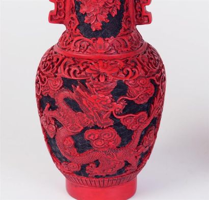 null Paire de VASES pansus sur petit talon en laque rouge et noire à décor de dragons...