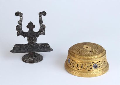 null Lot composé d'un SOCLE en bronze doré ajouré et un PORTE-PLUME en métal à décor...