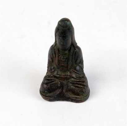 null Petite STATUETTE de Guanyin en bronze patiné, représentée assise en méditation
Chine,...