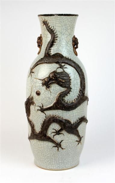 null VASE en porcelaine de Nankin à décor en relief de dragons pourchassant la perle...