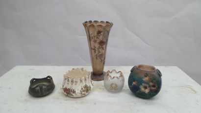 null Ensemble de VERRERIE et CERAMIQUE Art Nouveau: vase cornet, vase boule, bourse,...