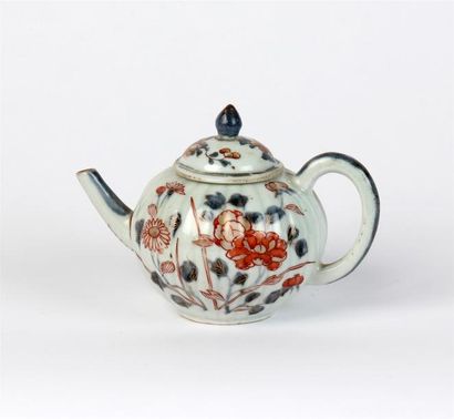 null Petite THÉIÈRE pansue en porcelaine Imari
Chine, XVIIIe siècle
Petit éclat au...