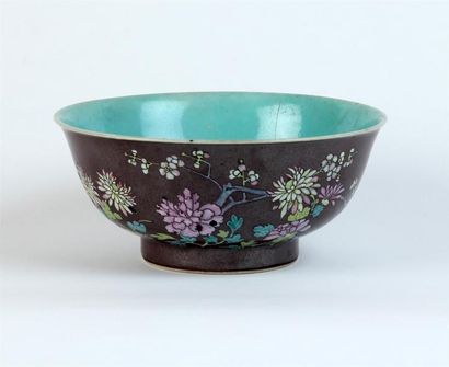 null CHINE - XVIIIe siècle
Bol en porcelaine émaillée capucin et polychrome des fleurs...