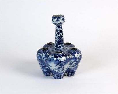 null CHINE - Fin XIXe siècle
Tulipier en porcelaine bleu blanc à décor de paysage...