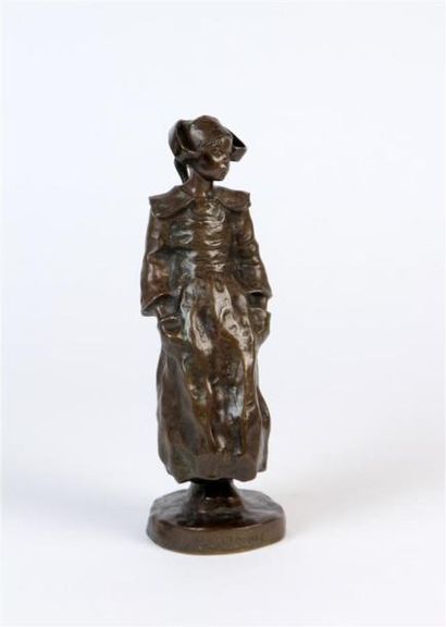 null RUTH MILLÈS (1873-1941)
Yvonne
Epreuve en bronze patiné vert, signée et titrée...