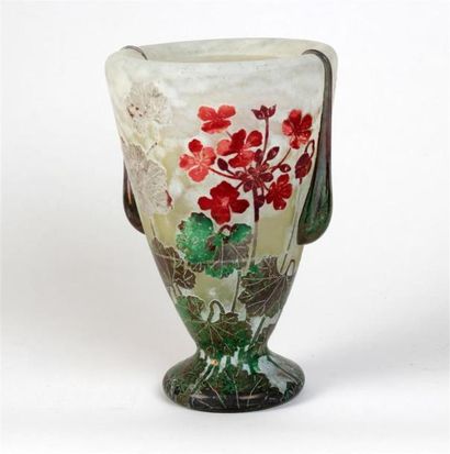 null DAUM, Nancy
VASE cornet sur piédouche en verre multicouche à décor polychrome...