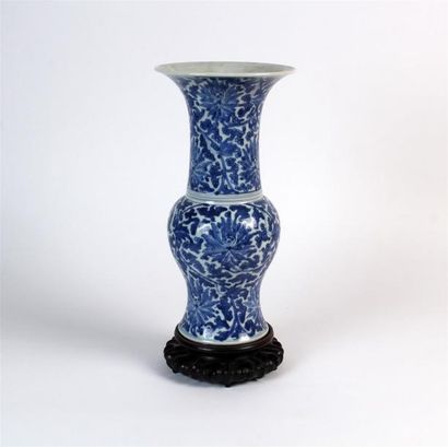 null CHINE - Fin XIXe siècle
Vase de forme yanyan en porcelaine bleu blanc à décor...