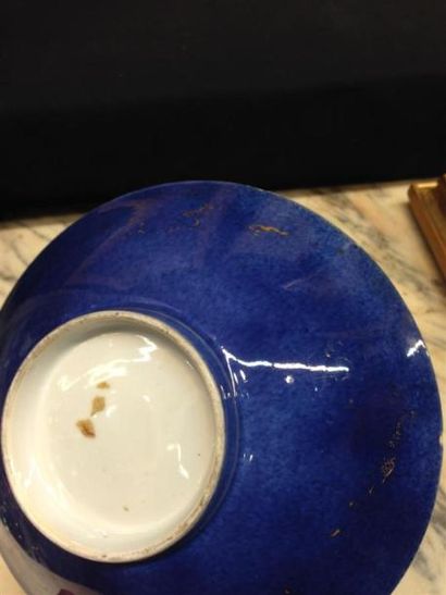 null CHINE - XVIIIe siècle
Paire de bols et une assiette en porcelaine émaillée bleu...