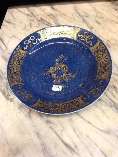 null CHINE - XVIIIe siècle
Paire de bols et une assiette en porcelaine émaillée bleu...