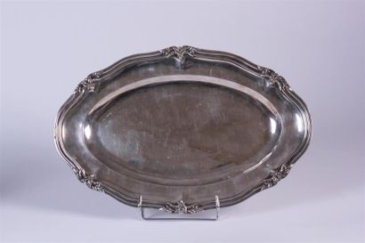 null PLAT ovale en argent, bordure contours à moulure de filets forts et agrafes...