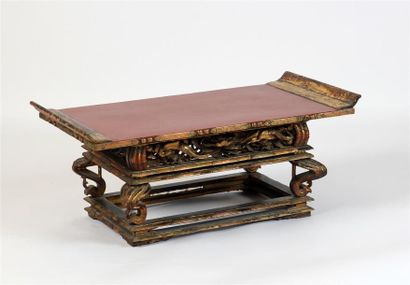 null JAPON - XIXe SIÈCLE
Petite table d'autel en laque rouge et or, la ceinture sculptée...