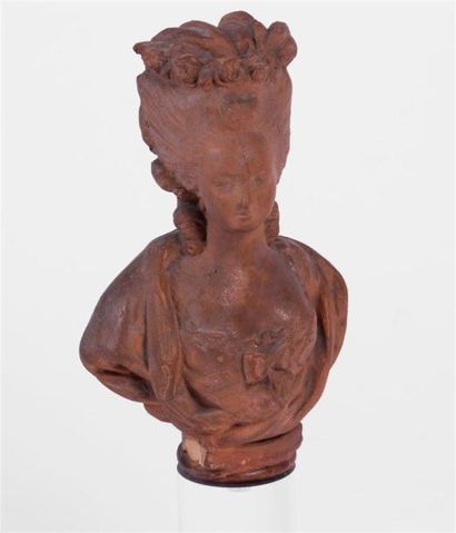 null D'APRÈS AUGUSTIN PAJOU (1730-1809)
Dame de qualité en buste
Terre cuite, porte...