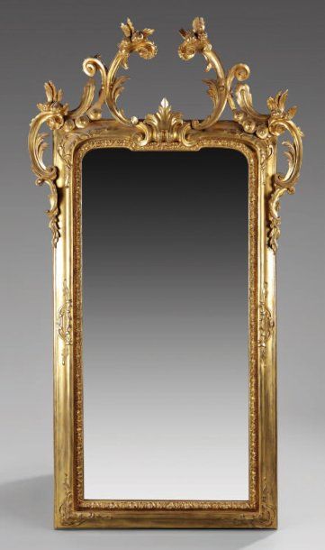 null MIROIR rectangulaire en bois sculpté et doré, à frise de feuillages et volutes...