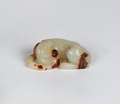 null CHIEN couché en jade céladon et rouille sculpté
Chine
Long. 8,3 cm