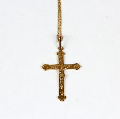 null CROIX et CHAÎNETTE en or 18k (750 °/°°), la croix ornée aux extrémités des symboles...