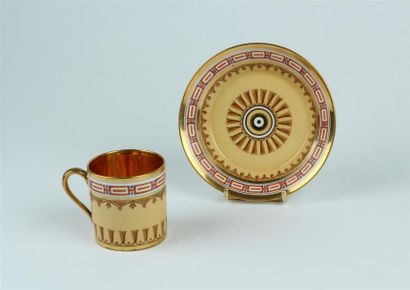 null SÈVRES
TASSE litron et sa SOUCOUPE en porcelaine à décor polychrome et or de...