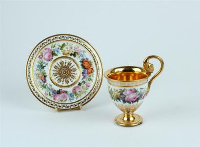 null SÈVRES
TASSE de forme Régnier et sa SOUS-TASSE en porcelaine à décor polychrome...