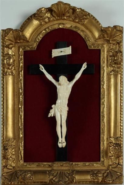 null CRUCIFIX en ivoire finement sculpté et croix en bois noirci sur fond de velours....