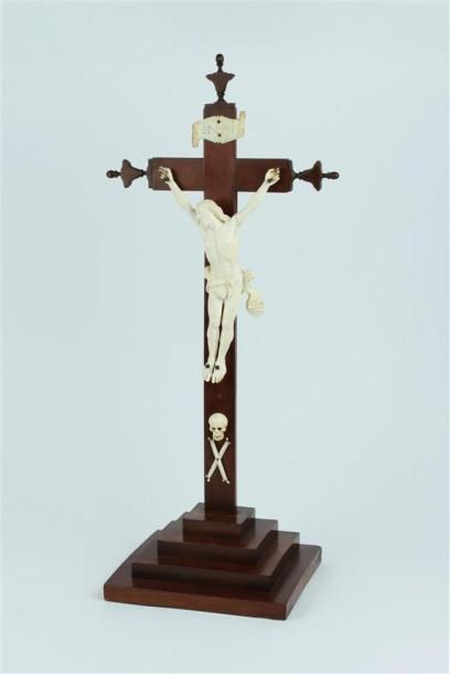 null CRUCIFIX en ivoire sculpté sur une croix en acajou, les extrémités en fleuron....